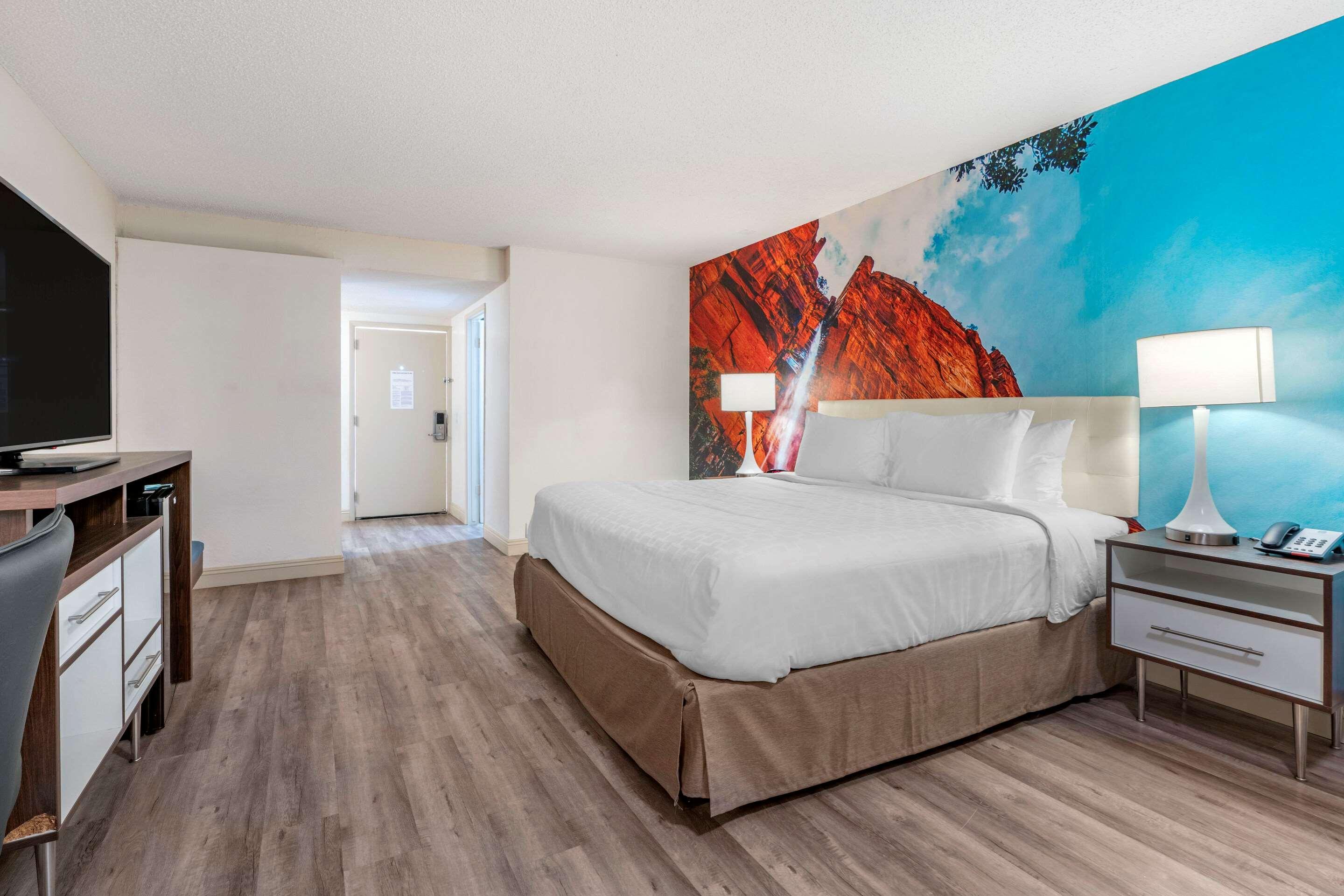 Clarion Pointe Near Yosemite 2*