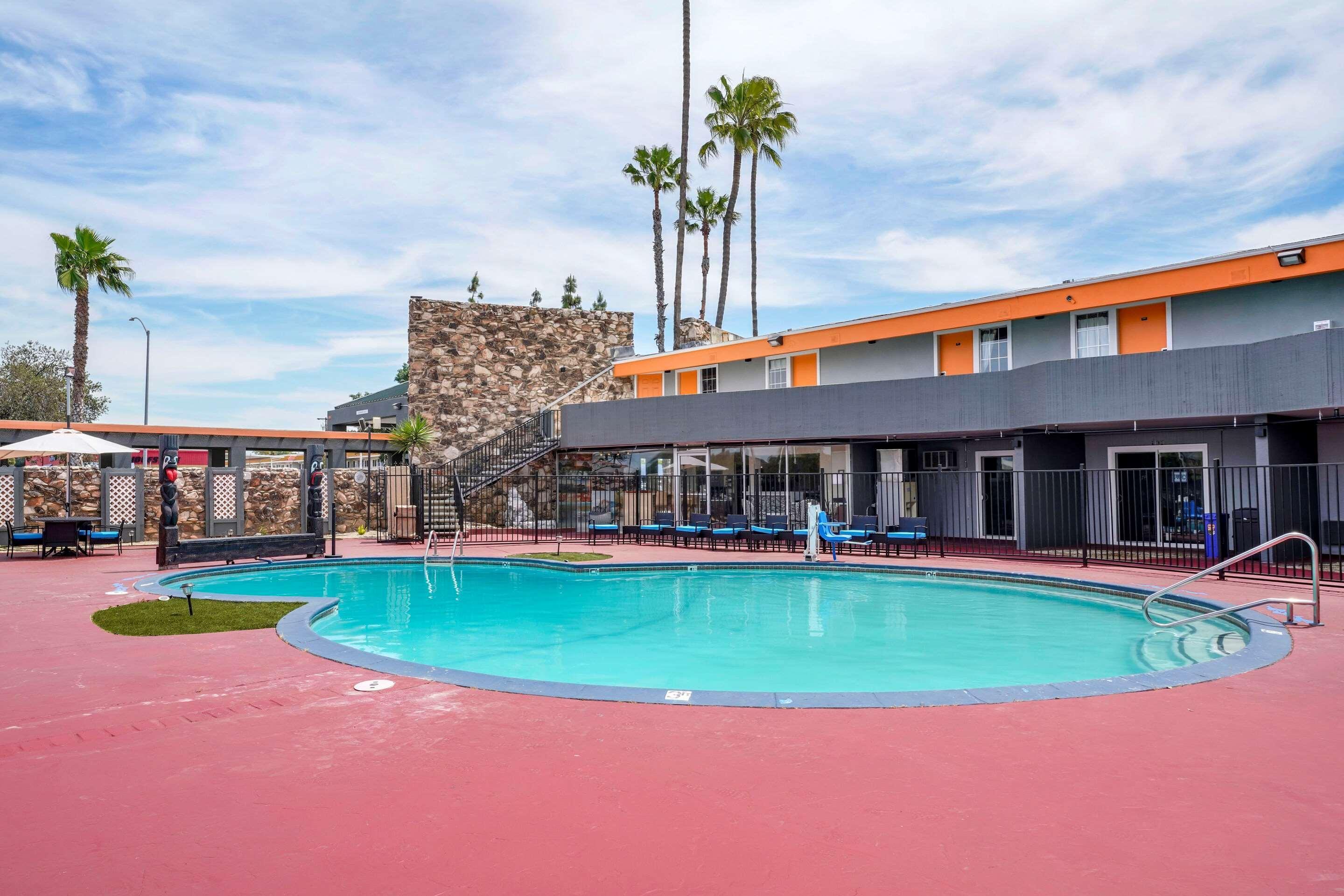 Clarion Pointe Near Yosemite Hotel 2*