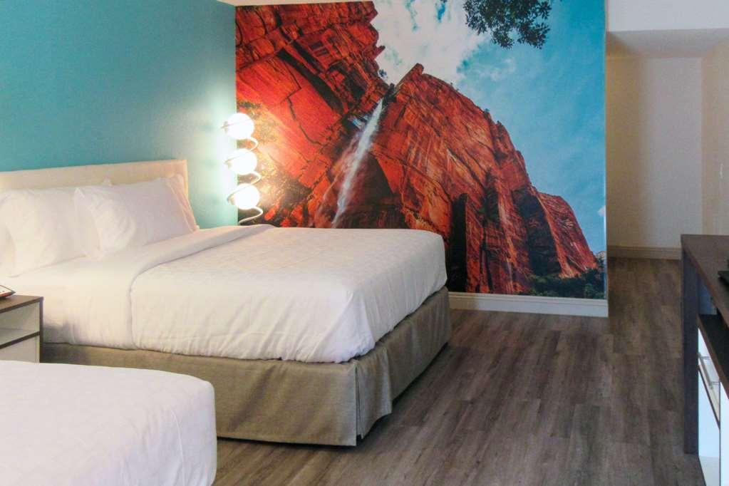 Clarion Pointe Near Yosemite Hotel 2*