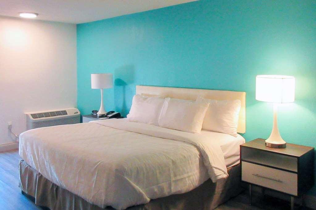 Clarion Pointe Near Yosemite Hotel 2*
