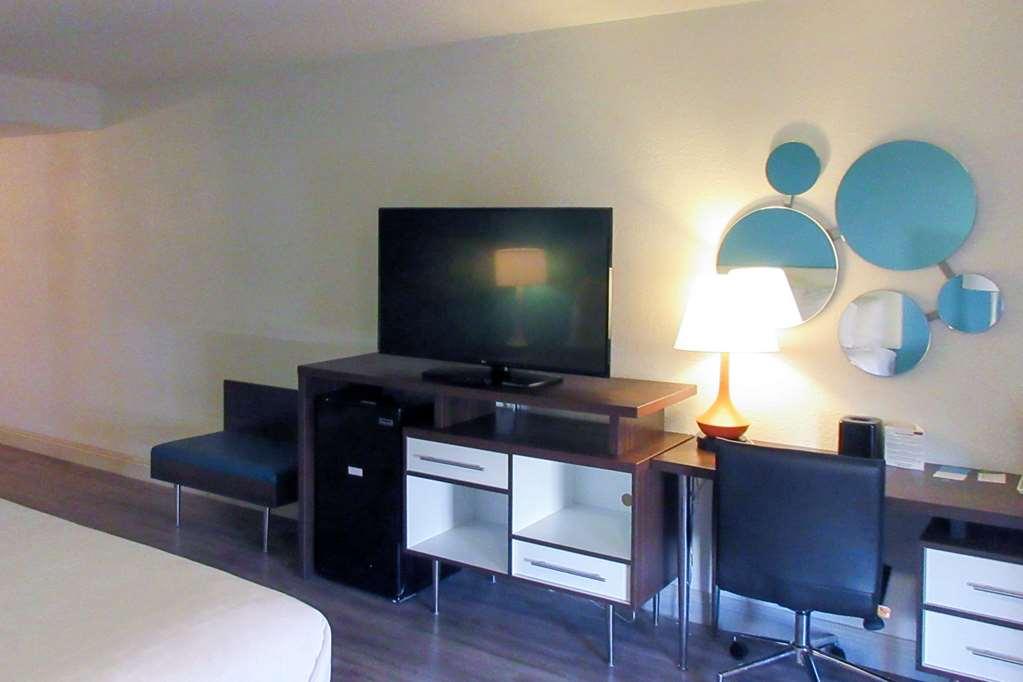 Clarion Pointe Near Yosemite Hotel 2*
